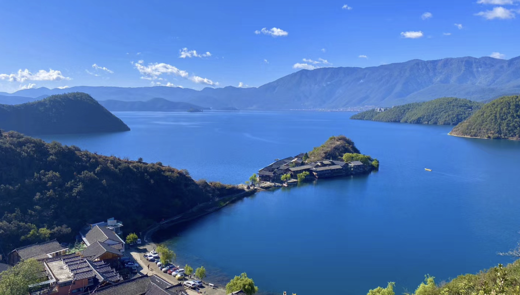 Het alpine meer Lugu Hu