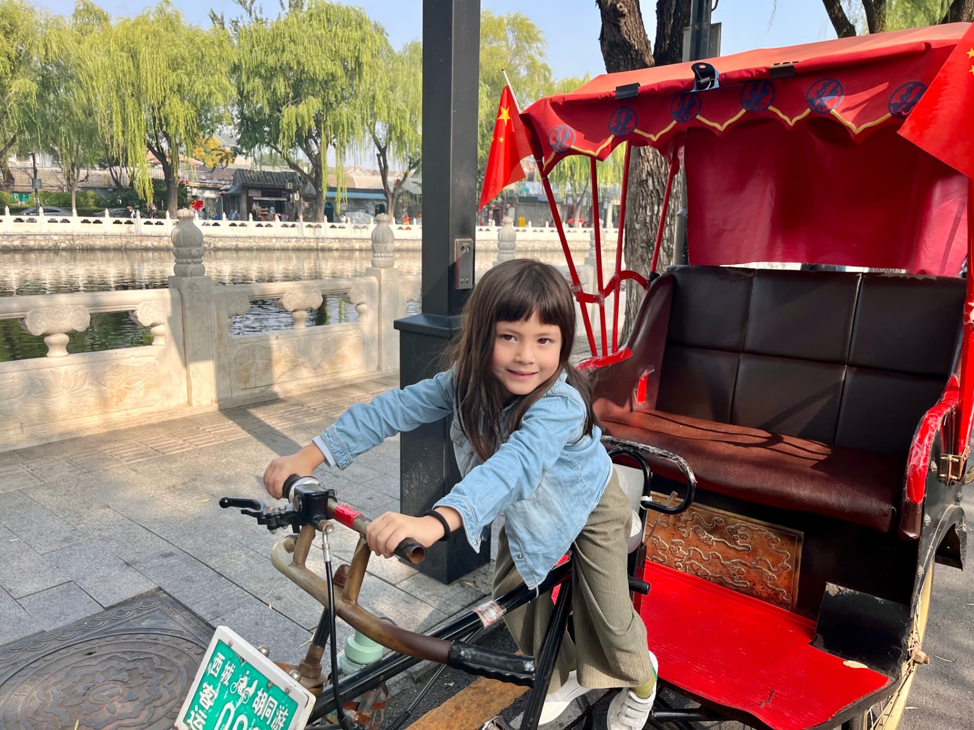 Meisje op fietstaxi langs het water