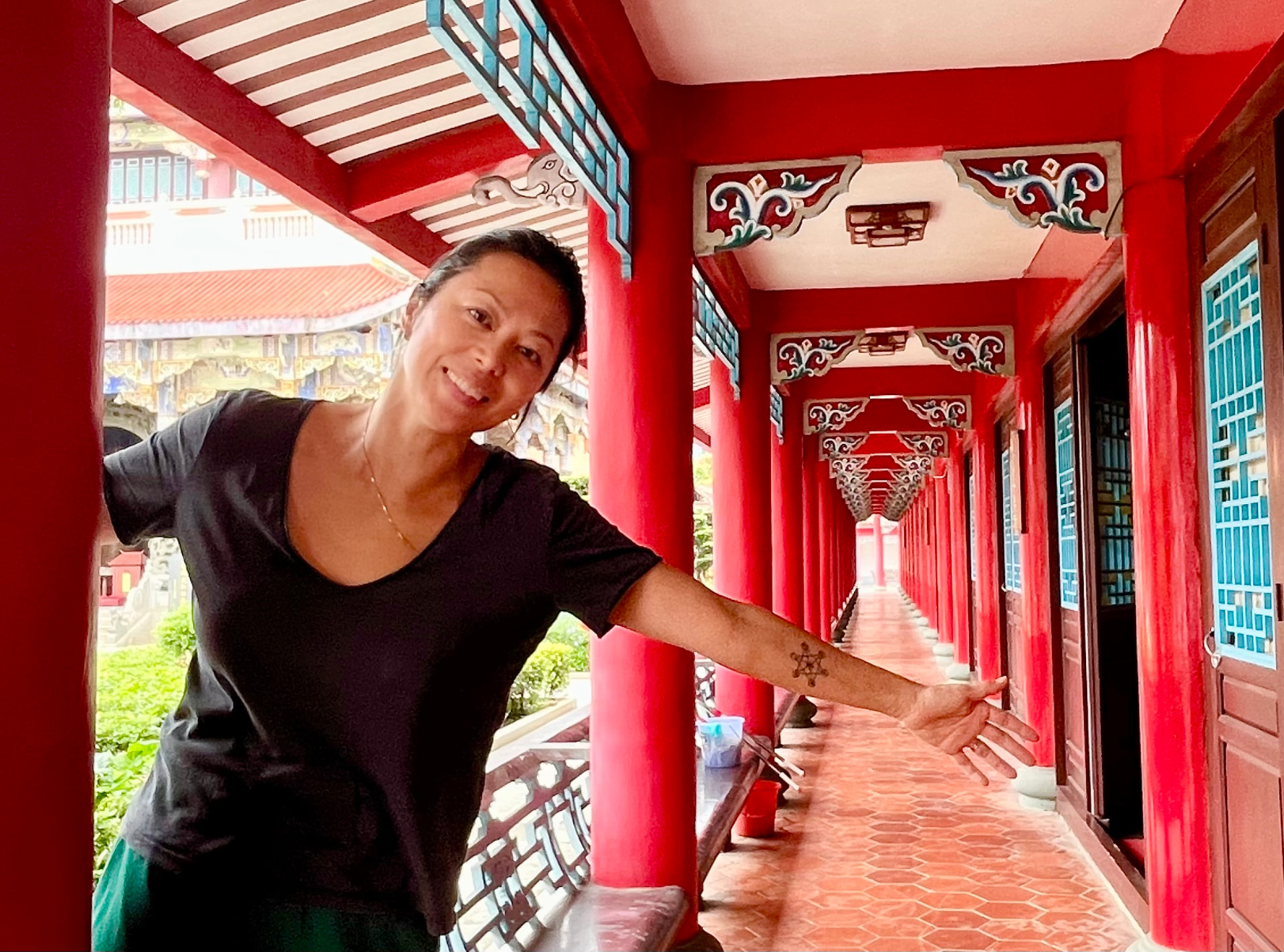 Chonin Kuo in een rode tempelgang in China